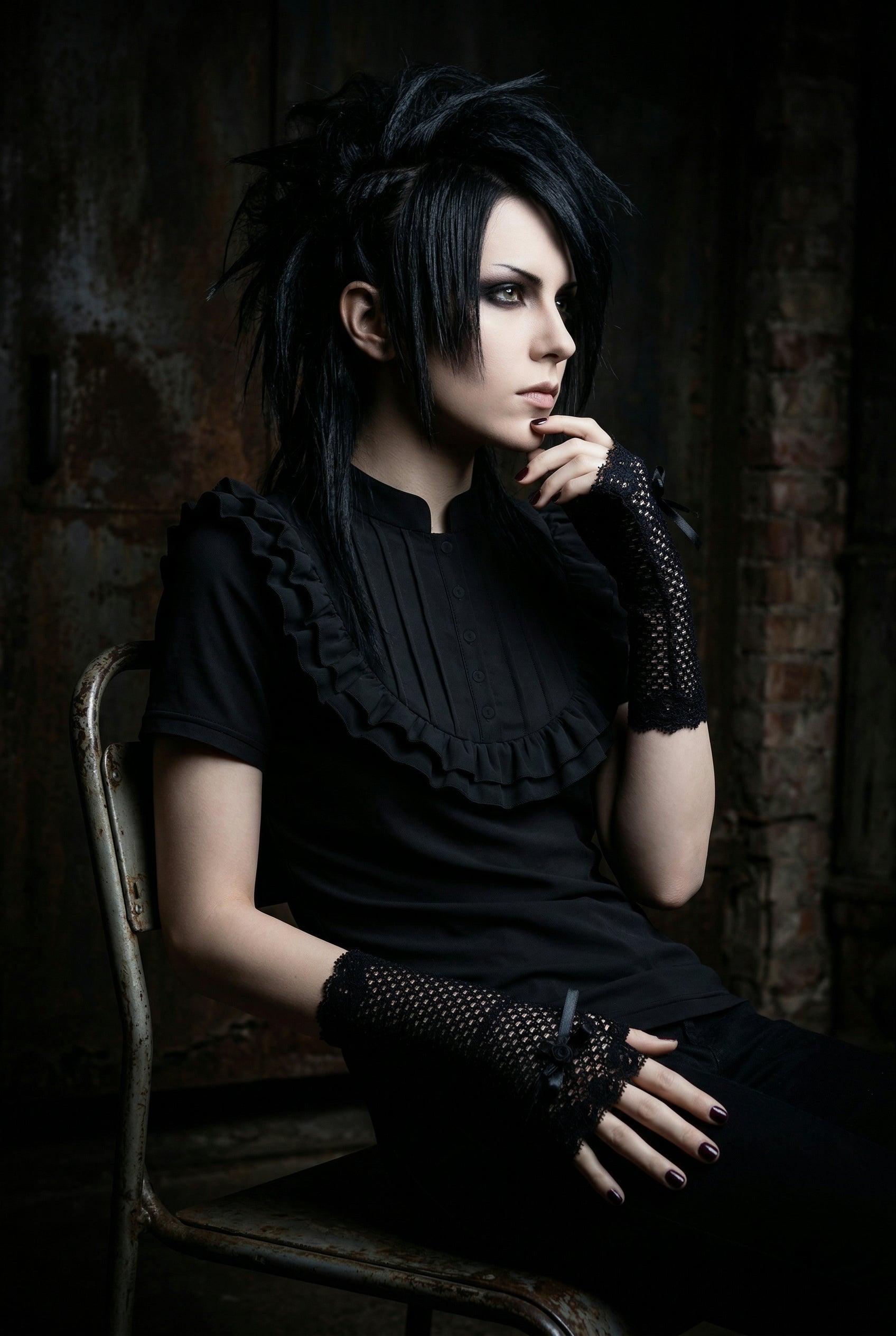 Kuro Gothic Lolita Uniform Shirt Tenshi schwarz mit Stehkragen, monochrome Rüschen, kombiniert mit Netzhandschuhen, viktorianische Bluse, Japan
