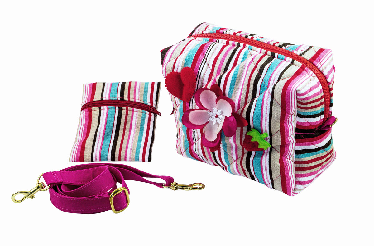 Kosmetiktasche, Kulturbeutel, Schmink-Täschchen mit Gurt und kleinem Portemonnaie. Gestreifte Optik in verschiedenen rot,pink,weiss Tönen, innen pink gefüttert, mit Reißverschluss und Applikationen. Hippie Boho Goa Psy Geschenk.
Man kann die Tasche mit oder ohne dem beiliegenden Gurt benutzen. Karabiner sind gold farbig. Das ganze Ensemble liegt in seinen Einzelteilen im Bild, so daß man alle 3 Teile schön sehen kann. Einzelstück, Unikat, neu angefertigt von Mouska Alfar.