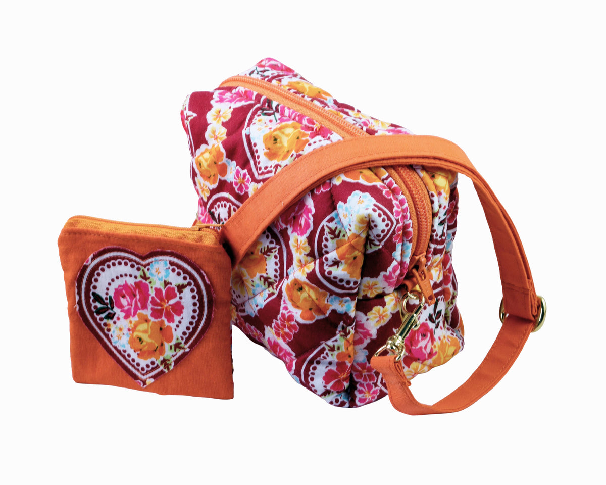 Kosmetiktasche, Kulturbeutel, Schmink-Täschchen mit Gurt und kleinem Portemonnaie. Geblümte Optik in orange weinrot weiss Tönen, innen orange gefüttert, mit Reißverschluss. Hippie Boho Goa Psy Geschenk.
Man kann die Tasche mit oder ohne dem beiliegenden Gurt benutzen. Karabiner sind gold farbig. Das Ensemble ist in seinen Einzelteilen im Bild, so daß man alle 3 Teile schön sehen kann. Einzelstück, Unikat, neu angefertigt von Mouska Alfar.