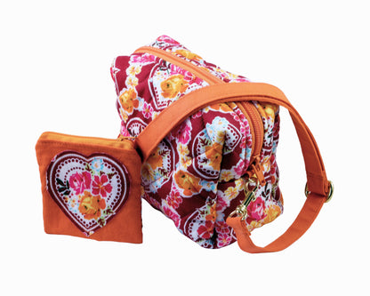 Kosmetiktasche, Kulturbeutel, Schmink-Täschchen mit Gurt und kleinem Portemonnaie. Geblümte Optik in orange weinrot weiss Tönen, innen orange gefüttert, mit Reißverschluss. Hippie Boho Goa Psy Geschenk.
Man kann die Tasche mit oder ohne dem beiliegenden Gurt benutzen. Karabiner sind gold farbig. Das Ensemble ist in seinen Einzelteilen im Bild, so daß man alle 3 Teile schön sehen kann. Einzelstück, Unikat, neu angefertigt von Mouska Alfar.