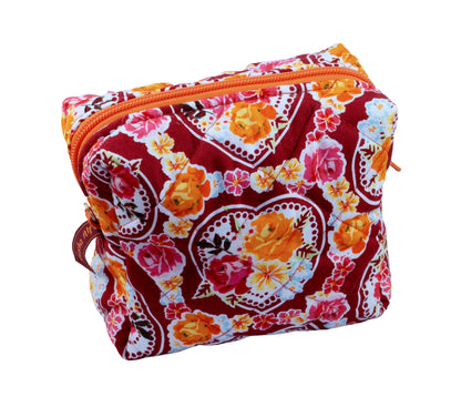 Detailansicht der Kultur Tasche: leicht seitlich im Bild stehend, Tasche ist geschlossen. Man sieht das Blumen Muster, Baumwoll Stoff von Hamburger Liebe, auf einer Seite sehr gut. Tasche ist gesteppt und gefüttert.