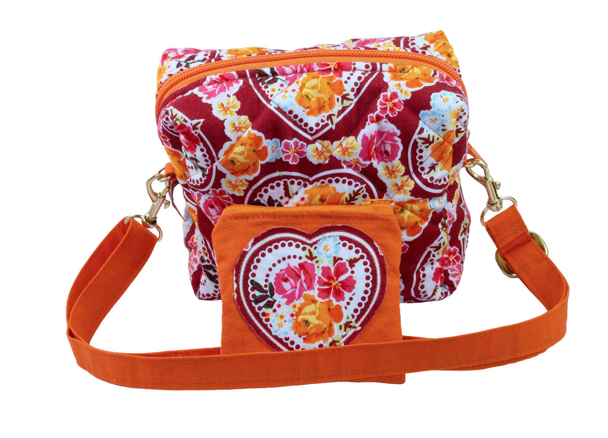 Hamburger Liebe von Mouska Alfar Manufaktur Kulturtäschchen, Kosmetiktasche, Schmink Tasche mit Gurt und Geldkatze, Portemonaii, Geldbörse. Einzelstück, Unikat. Stehen mitten im Bild, frontal. Hintergrund ist weiß im Studio. Sofort lieferbar. 