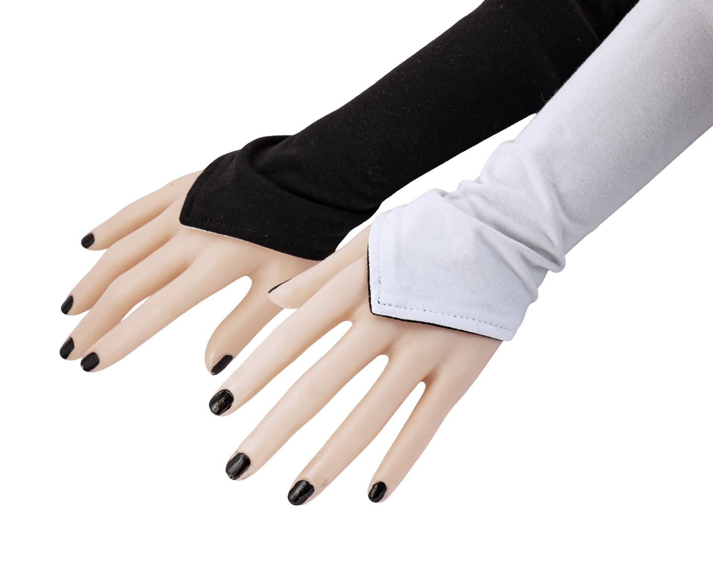 eine weitere Darstellung der schwarz weißen Wichtel Stulpen aus Baumwoll Jersey von Mouska Alfar, Handarbeit und slow fashion aus Deutschland