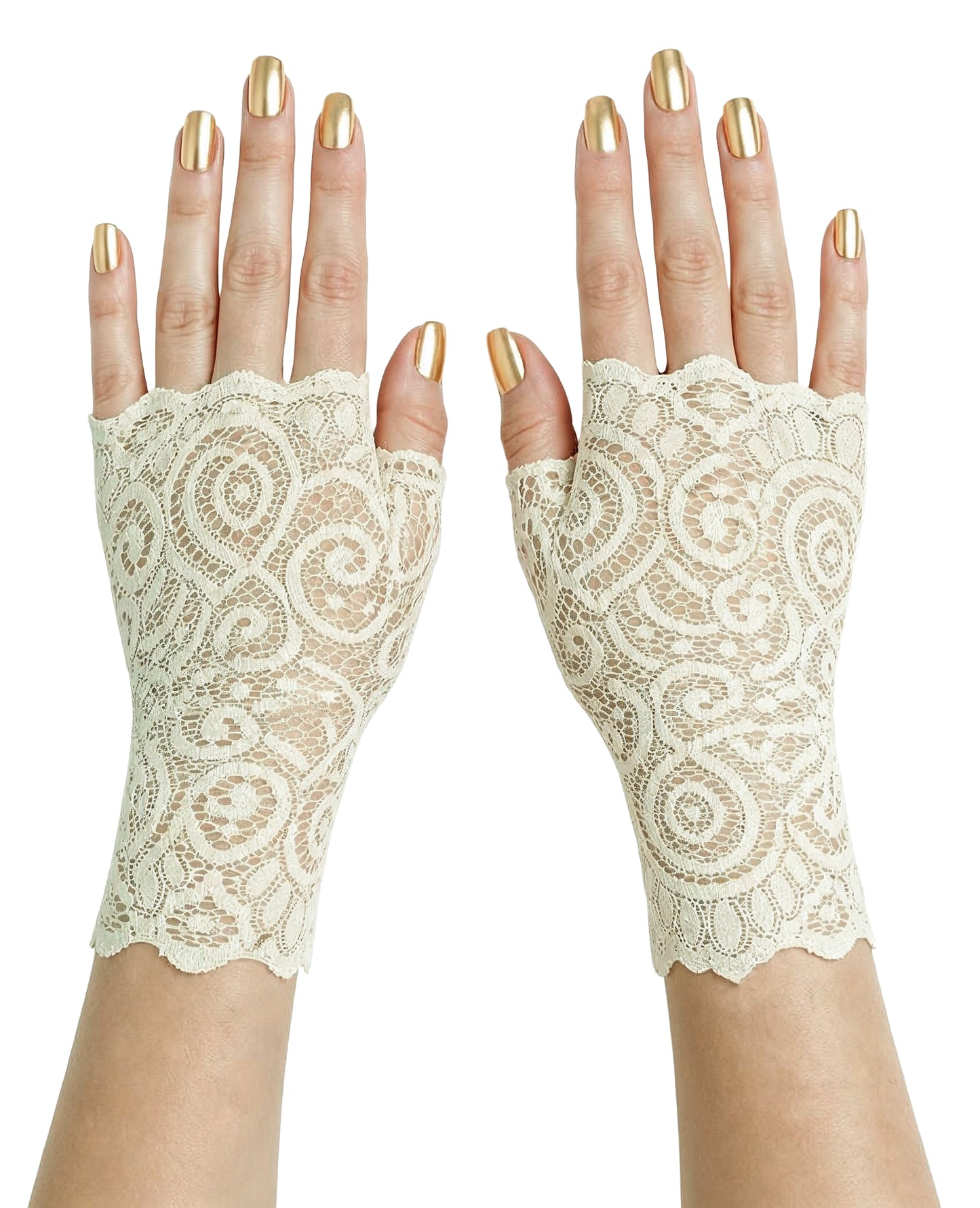 ein Paar Spitzenhandschuhe gemustert an Damenhänden mit goldenen Kunstnägel präsentiert, beide Hände nebeinander fotografiert. Farbe elfenbein. Zarte Spitze aus Asien. Schmückend für Damen Hände