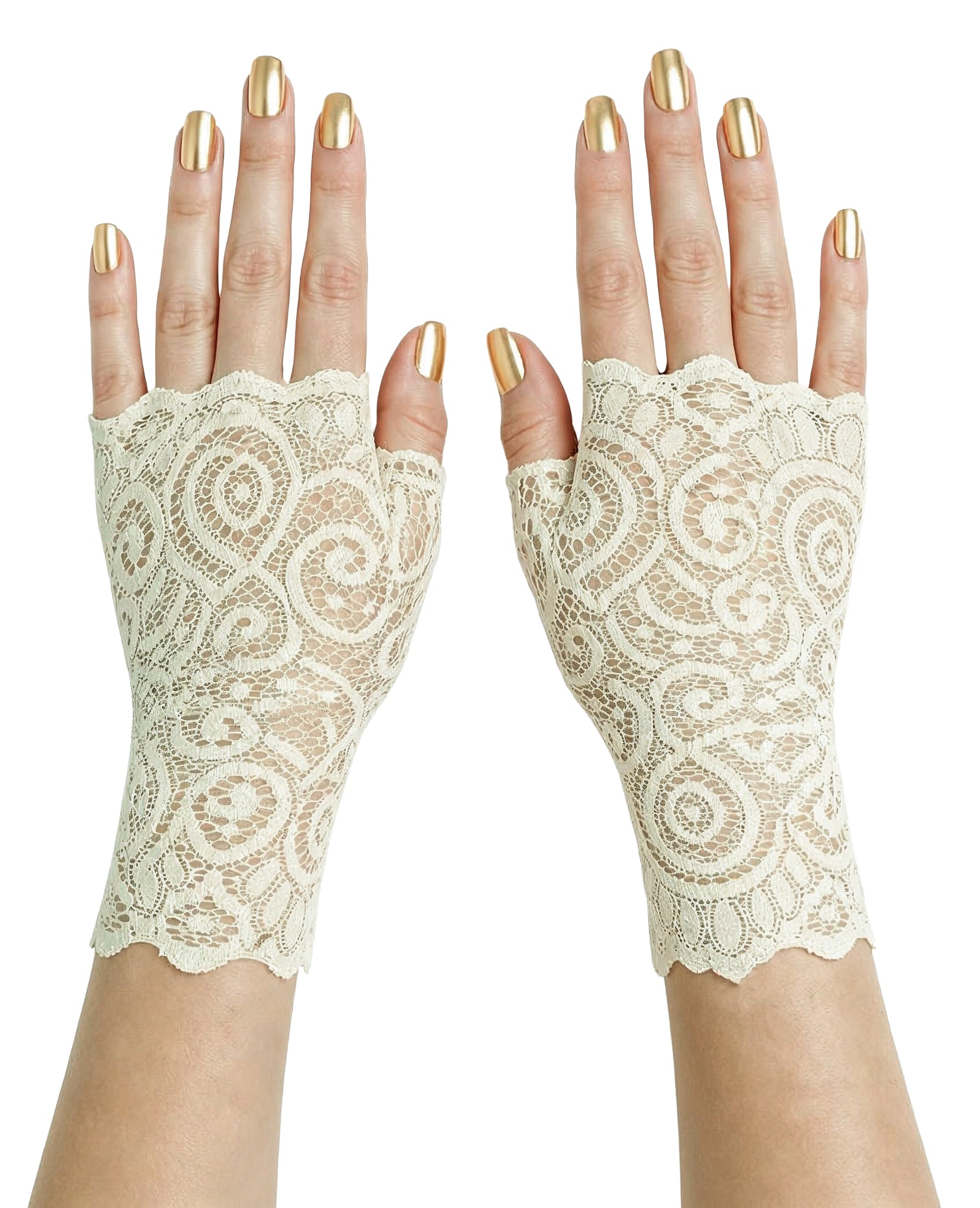 ein Paar Spitzenhandschuhe gemustert an Damenhänden mit goldenen Kunstnägel präsentiert, beide Hände nebeinander fotografiert. Farbe elfenbein. Zarte Spitze aus Asien. Schmückend für Damen Hände