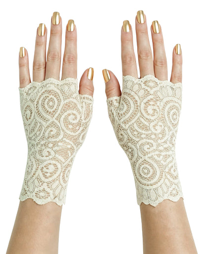 ein Paar Spitzenhandschuhe gemustert an Damenhänden mit goldenen Kunstnägel präsentiert, beide Hände nebeinander fotografiert. Farbe elfenbein. Zarte Spitze aus Asien. Schmückend für Damen Hände