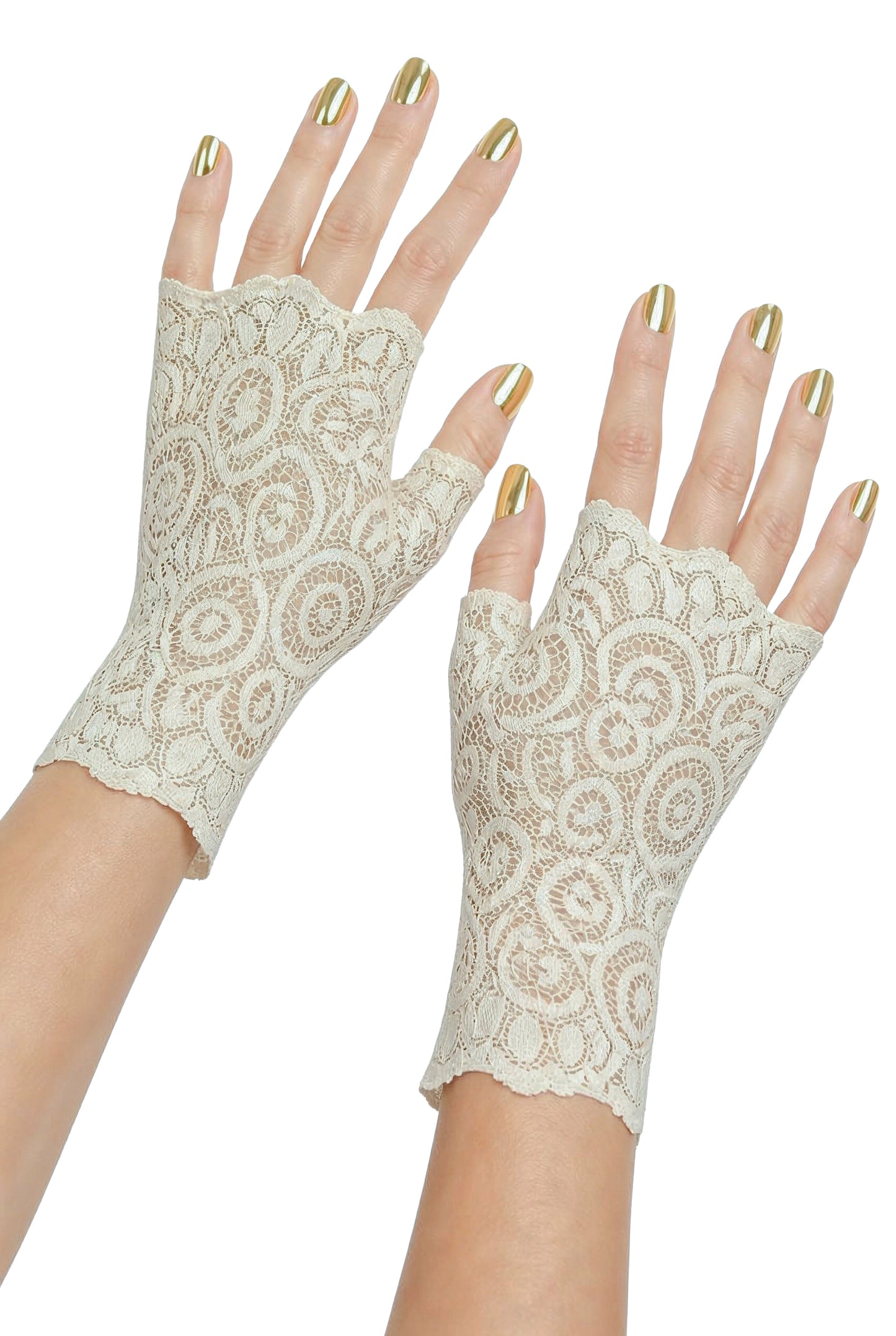 ein Paar Spitzenhandschuhe gemustert an Damenhänden mit goldenen Kunstnägel präsentiert, beide Hände frontal auf dem Bild - ein Accessoire für viele Anlässe: Hochzeit, Verlobung, Taufe oder romantischer Handschmuck für Vintage Boho-Looks, als Geschenk, zur Cocktail-party, Einweihungsfeier, Geburtstag oder Valentinstag. Ein unverzichtbares Detail für ein verspieltes nostalgisches Outfit und um Garderoben aufzupimpen. 