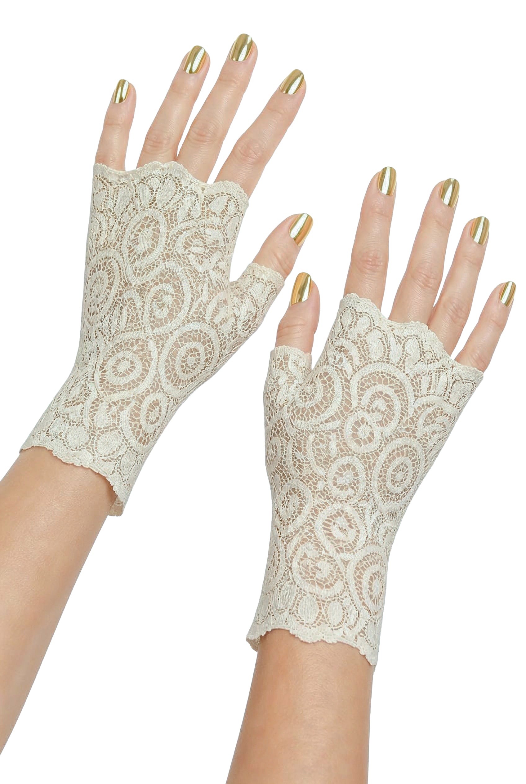 ein Paar Spitzenhandschuhe gemustert an Damenhänden mit goldenen Kunstnägel präsentiert, beide Hände frontal auf dem Bild - ein Accessoire für viele Anlässe: Hochzeit, Verlobung, Taufe oder romantischer Handschmuck für Vintage Boho-Looks, als Geschenk, zur Cocktail-party, Einweihungsfeier, Geburtstag oder Valentinstag. Ein unverzichtbares Detail für ein verspieltes nostalgisches Outfit und um Garderoben aufzupimpen. 