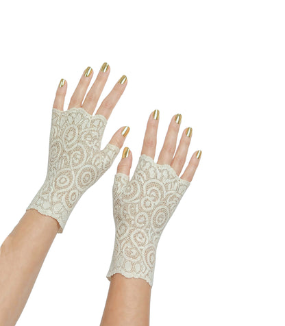 ein Paar Spitzenhandschuhe gemustert an Damenhänden mit goldenen Kunstnägel präsentiert, beide Hände frontal auf dem Bild