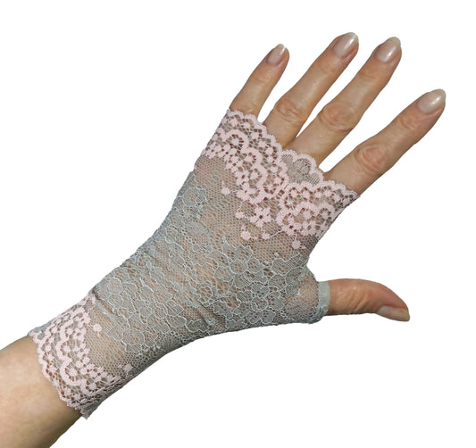 Schmuck Handschuhe fingerlos, Handschmuck aus feiner Spitze, leicht elastisch, hier mit nur einer Hand abgebildet, Detailansicht, in hellgrauer Farbe mit zart rosa Bogenkante, geblümt. Zur Vervollständigung des vintage oder boho looks. Von Größe XS bis XL erhältlich. Handarbeit auf Bestellung, made in Germany