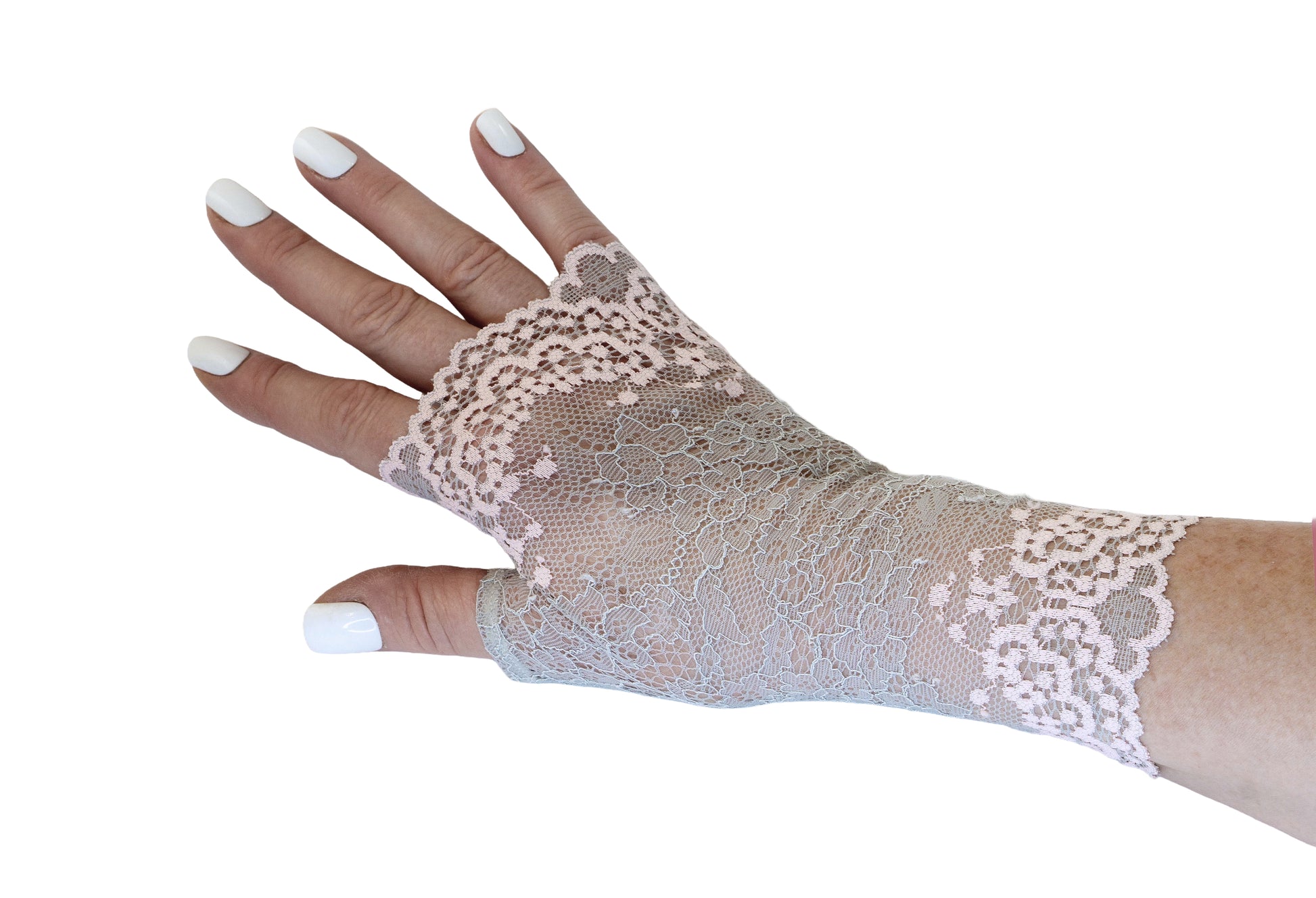 vintage Handschuhe, abgebildet mit weißem Nagellack, ganz zart und fein, trotzdem fest gearbeitet, verschönert Damen Hände, alt und jung