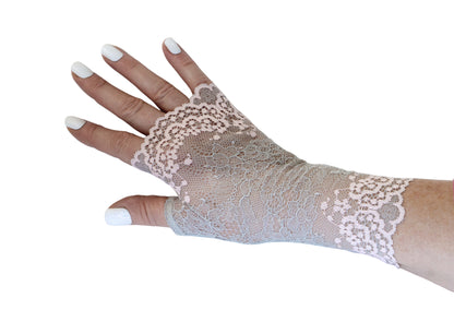 vintage Handschuhe, abgebildet mit weißem Nagellack, ganz zart und fein, trotzdem fest gearbeitet, verschönert Damen Hände, alt und jung