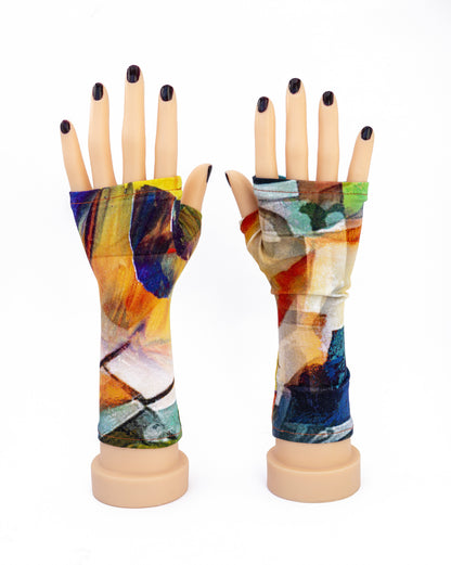 ein paar fingerlose Baumwolle Jersey Handschuhe mit digtal Druck abstrakt 20er Jahre retro vintage style, an Modell Händen fotografiert die auf dem Tisch stehen, lackierte Fingernägel, Bildhintergrund weiß