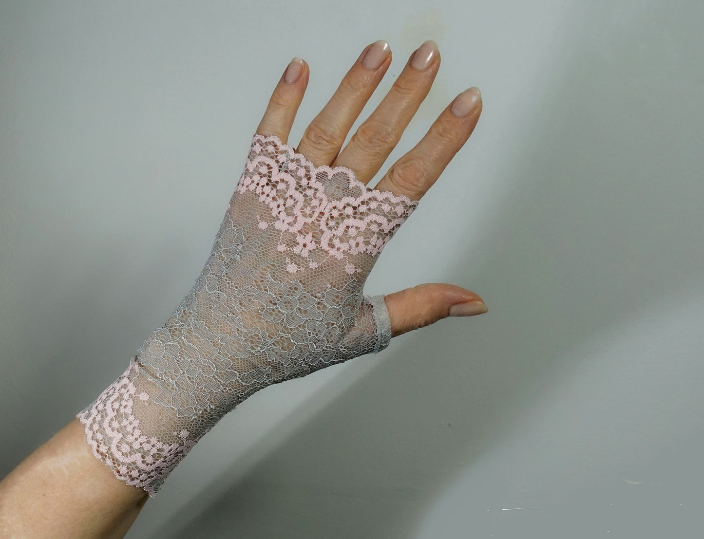 Wrist warmers gloves fingerless white silver with bow made of lace for the wedding