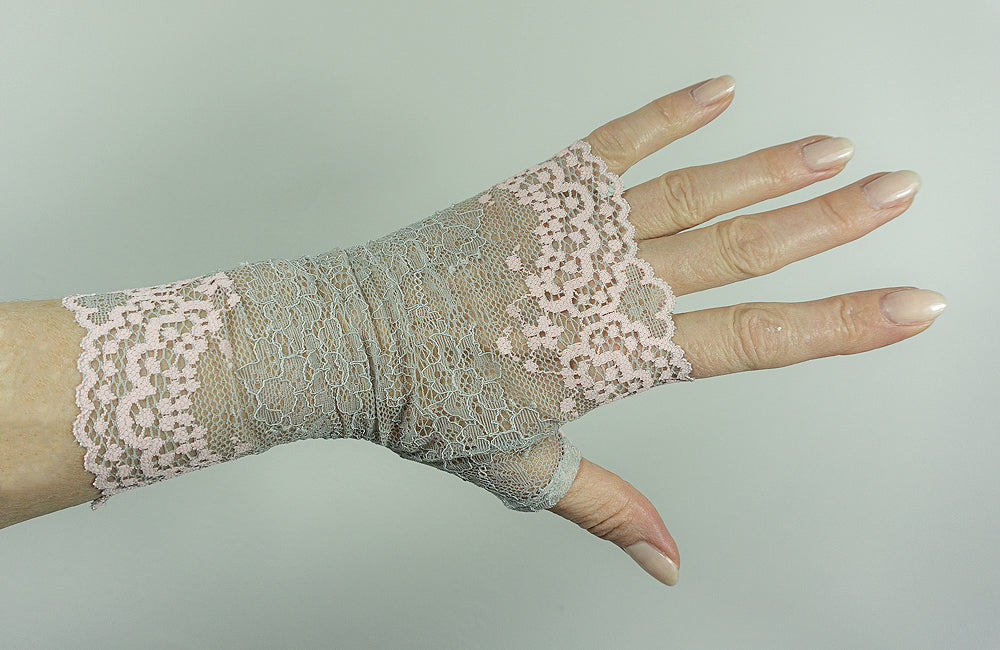 Wrist warmers gloves fingerless white silver with bow made of lace for the wedding