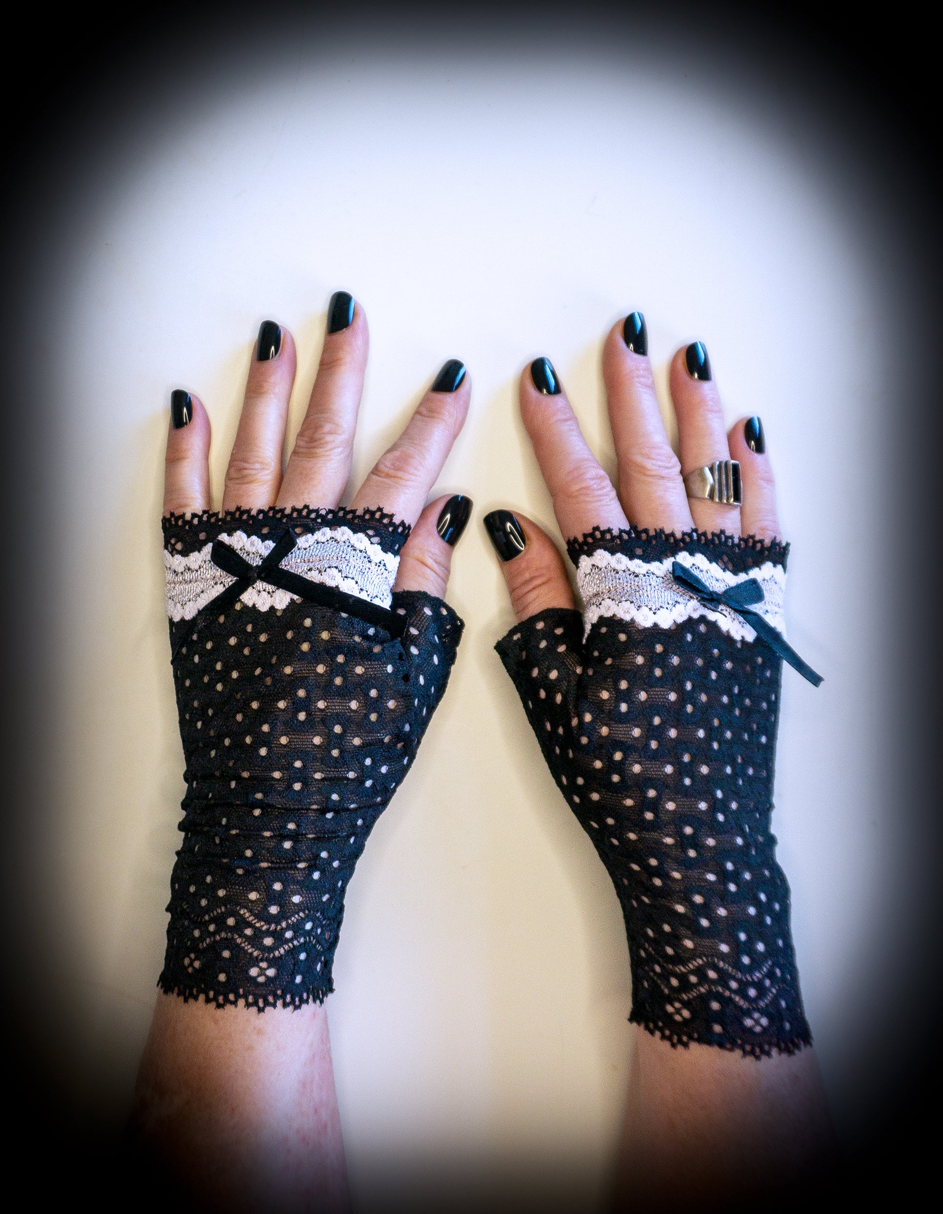 Fingerlose Gothic Handschuhe zum Ausgehen mit rosa Schleifendetail