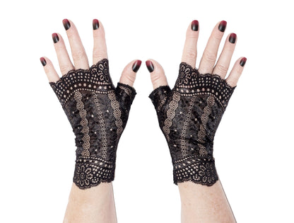 ein paar Handschuhe ohne Finger aus schwarzer Wäsche spitze mit Streifen und Muster Optik, glatt und seidig glänzend, in Handarbeit auf Bestellung hergestellt und von Größe XS bis XL erhältlich. auf dem Foto sind ein paar Hände mit diesen fingerlosen Handschuhen abgebildet mit rot schwarz lackierten Fingernägeln.