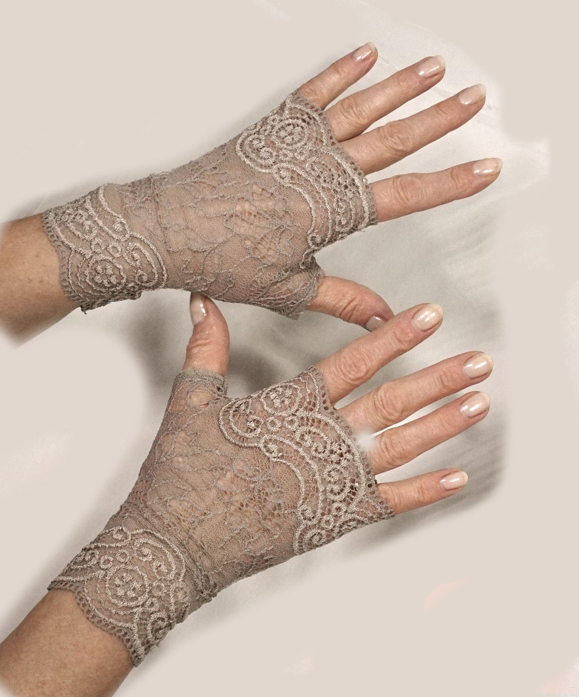 vintage Handschuhe fingerlos Spitze taupe handgefertigt art deco Jugendstil – Mouska Alfar Manufaktur