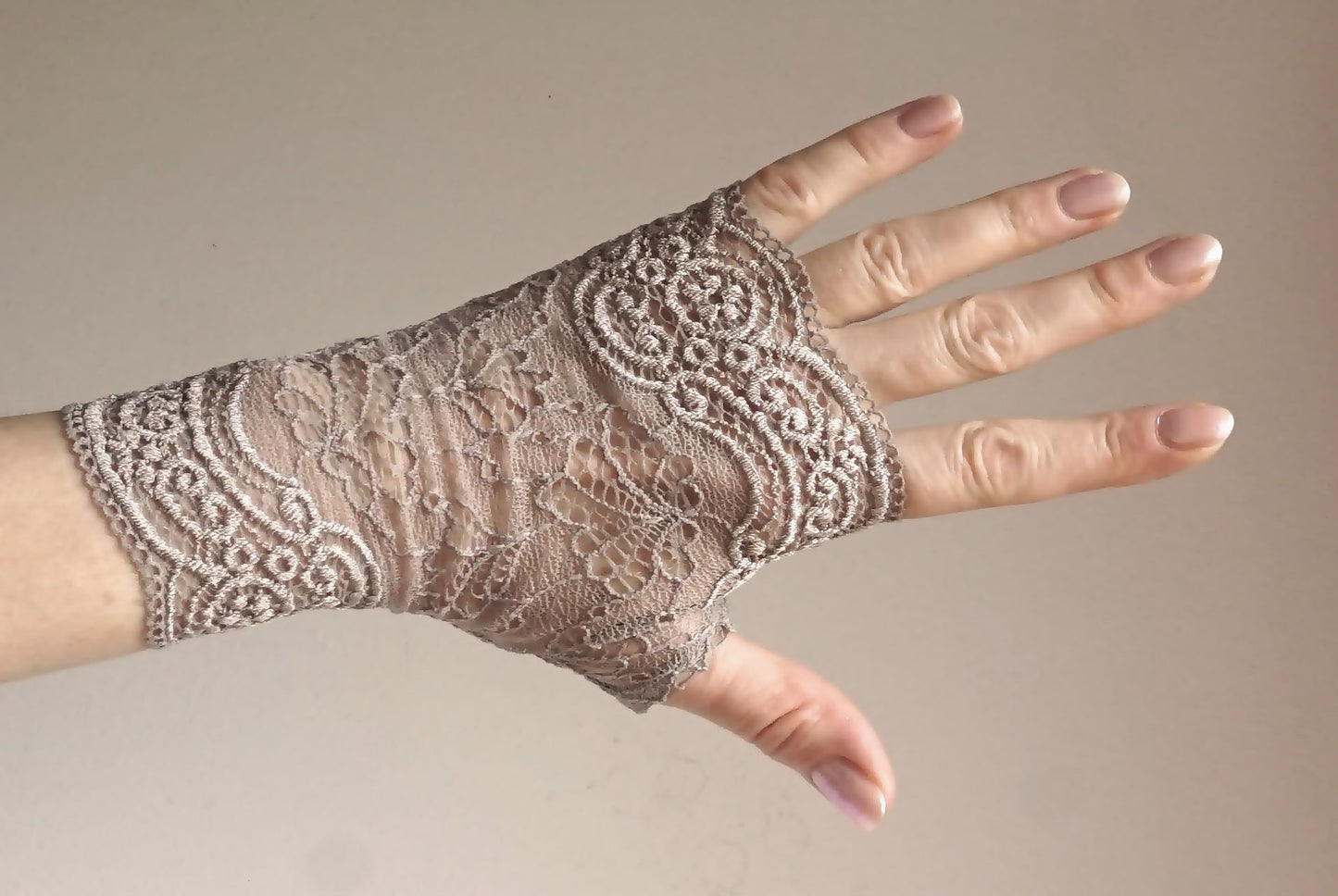 Wrist warmers gloves fingerless white silver with bow made of lace for the wedding