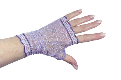 Einzelansicht eines Handschuhs: fingerlos aus Spitze gefertigt, im Boho Hippie Ethno Vintage Style, 2 farbig flieder mit dunkelblauen Akzenten