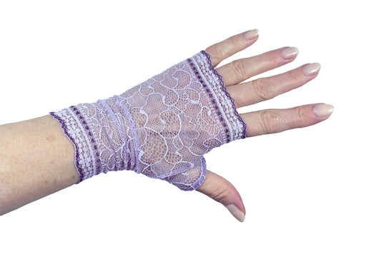 Einzelansicht eines Handschuhs: fingerlos aus Spitze gefertigt, im Boho Hippie Ethno Vintage Style, 2 farbig flieder mit dunkelblauen Akzenten