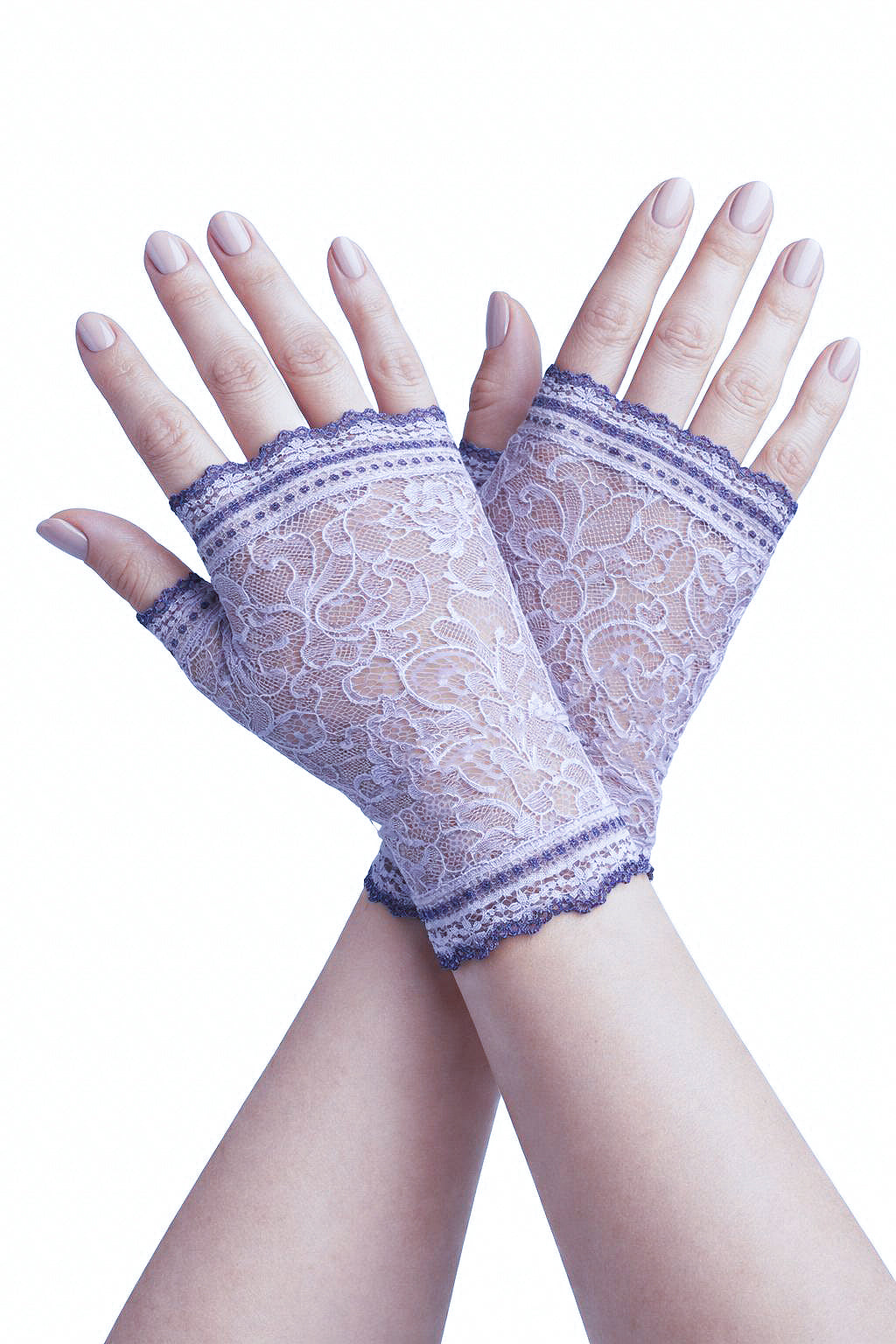 ein Paar Hippie Handschuhe in flieder mit folkloristischen Bogenkanten, blauen Akzenten dort, wie eine Borte an den Enden des Handschuhs- ohne Finger, aus Netzspitze in Handarbeit gefertigt, Vintage Hippie Folklore Style