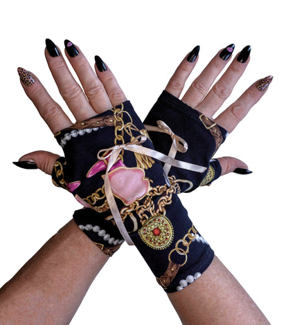 fingerlose Handschuhe, Pulswärmer aus Jersey für punkige, fetzige looks, rockabellas, vintage, retro, pin-up im russischen glamour style. Bequem und einfach in der Handtasche zu verstauen. Auf dem Foto: Damen Hände tragen die Stulpen ohne Finger, Hände übereinder gelegt, auffälliger Nagellack in schwarz mit verschiedenen Dessins. Für alt und jung, klein und groß.