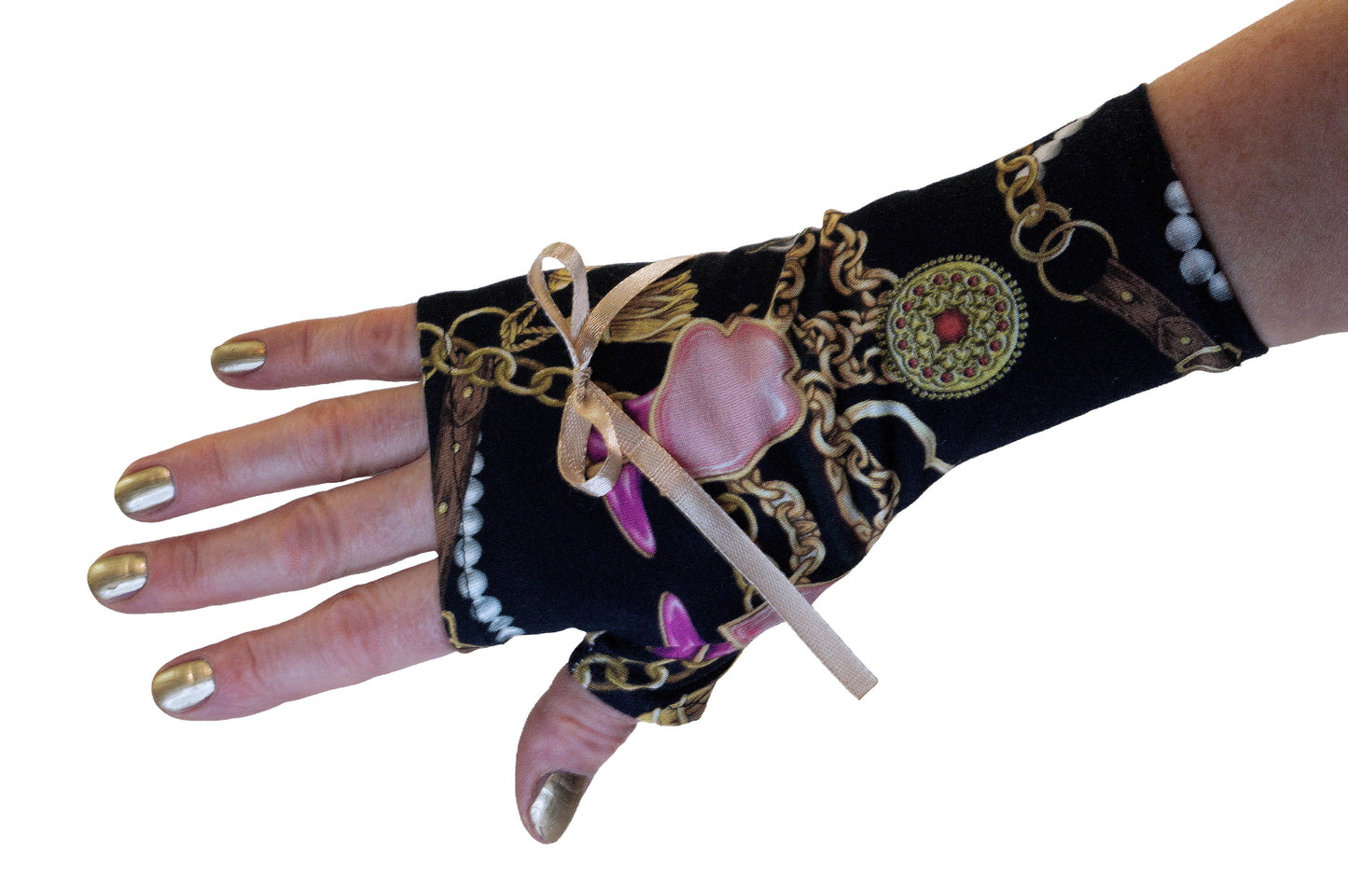 Detailansicht: ein Handschuh an Damenhand fotografiert mit goldenem Nagellack. für den glamorösen, extravaganten, pompösen Auftritt. Wirkt 100 %. aus Baumwolle mit Elasthan, genäht, handgefertigt in Deutschland, aus eigener Werkstatt, von Mouska Alfar
