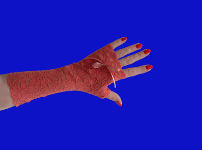 Armstulpen über den Handrücken mit Daumen zum reinschlüpfen, Handstulpen, lange Handschuhe aus weicher, blickdichter Spitze in koralle mit Schleife verziert, handgenäht, alle Größen