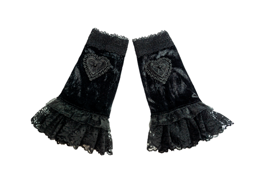 gothic kuro lolita Armstulpen schwarz aus Samt, Tüll & Spitze mit Herz Applikation