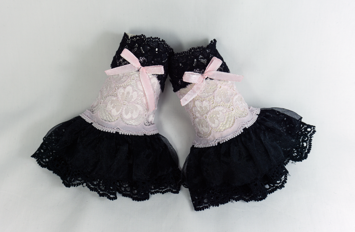 gothic sweet lolita Manschetten schwarz rosa mit Röckchen + Schleife