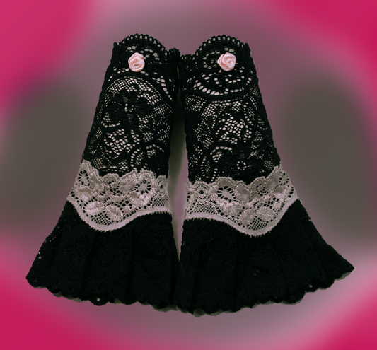 gothic lolita Armstulpen schwarz rosa aus hochwertigen Spitzen mit Satin Röschen