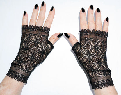 Pulswärmer Handschuhe fingerlos gothic schwarz kirchliches Muster Ornamente