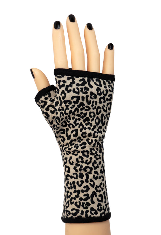 Ansicht eines einzelnen Handschuhs mit gepard muster, auf einer Hand mit schwarzem Nagellack, aus leicht elastischem, hochwertigen Baumwolle Jersey mit Daumen zum Reinschlüpfen, aber ohne Finger. für den rockabilly, punk und steampunk look