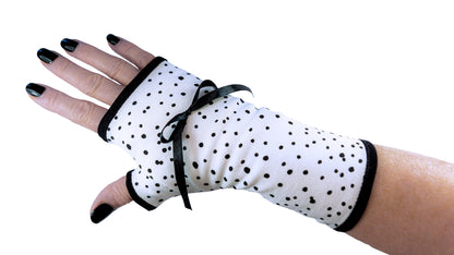 Seitenansicht von einem Handschuh, schwarz lackierte Fingernägel als zusätzlicher style, alle Größen von XXS bis XXL