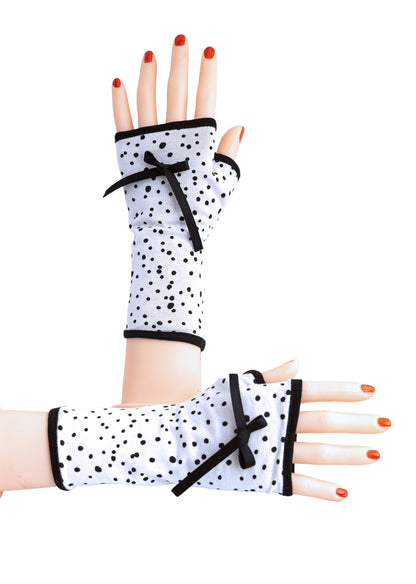 ein paar Handschuhe ohne Finger super schmückend für die Hände und den ergänzenden look für alle möglichen Style wie pin-up, rockabilly und vintage