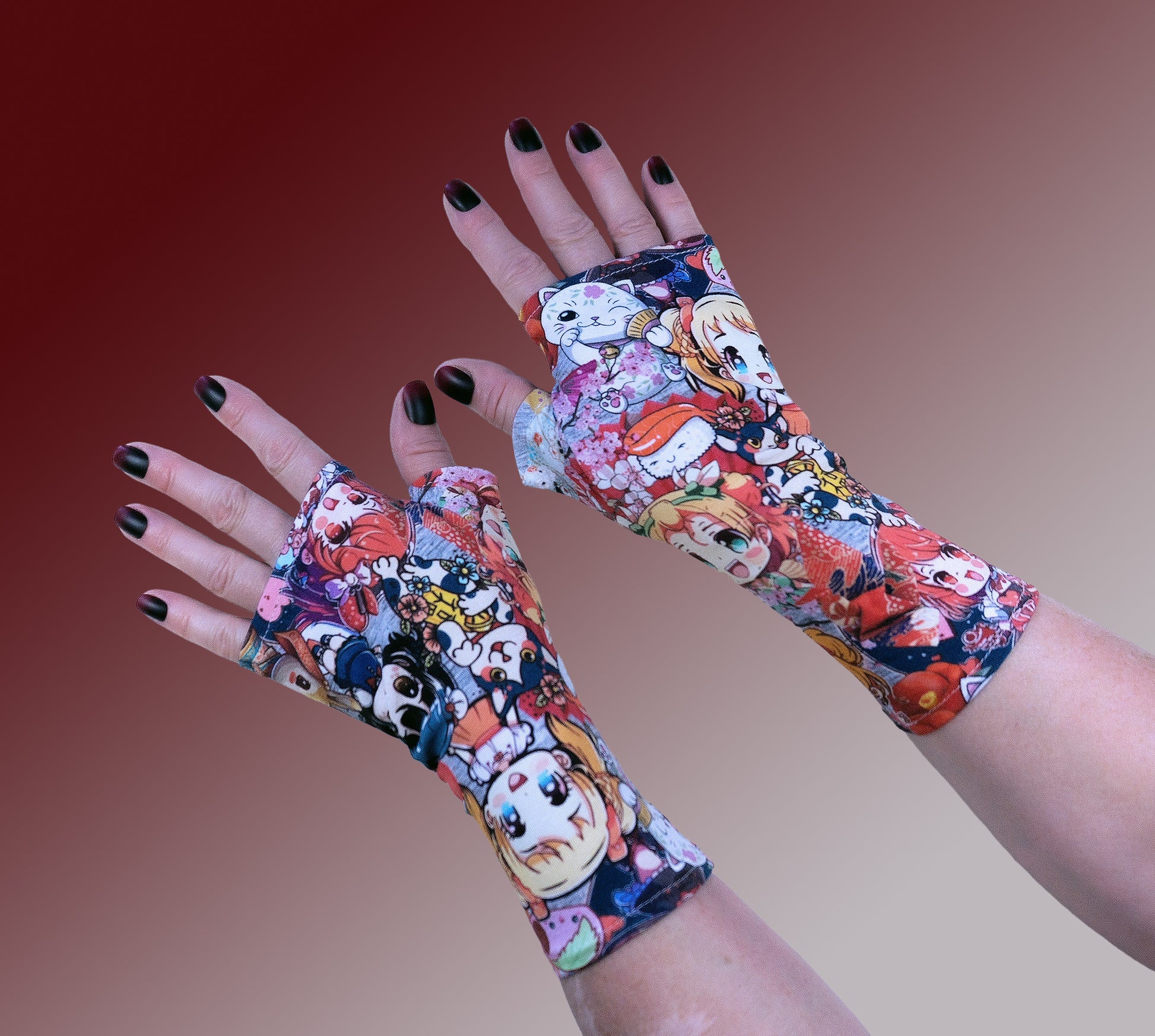 ein paar fingerlose Handschuhe an Damen Händen fotografiert mit lackierten Fingernägeln, schräg ins Bild gesetzt, Hintergrund mit Verlauf. Handschuhe mit Comix Print. Robust, langlebig, hochwertig, super Preis-Leistung