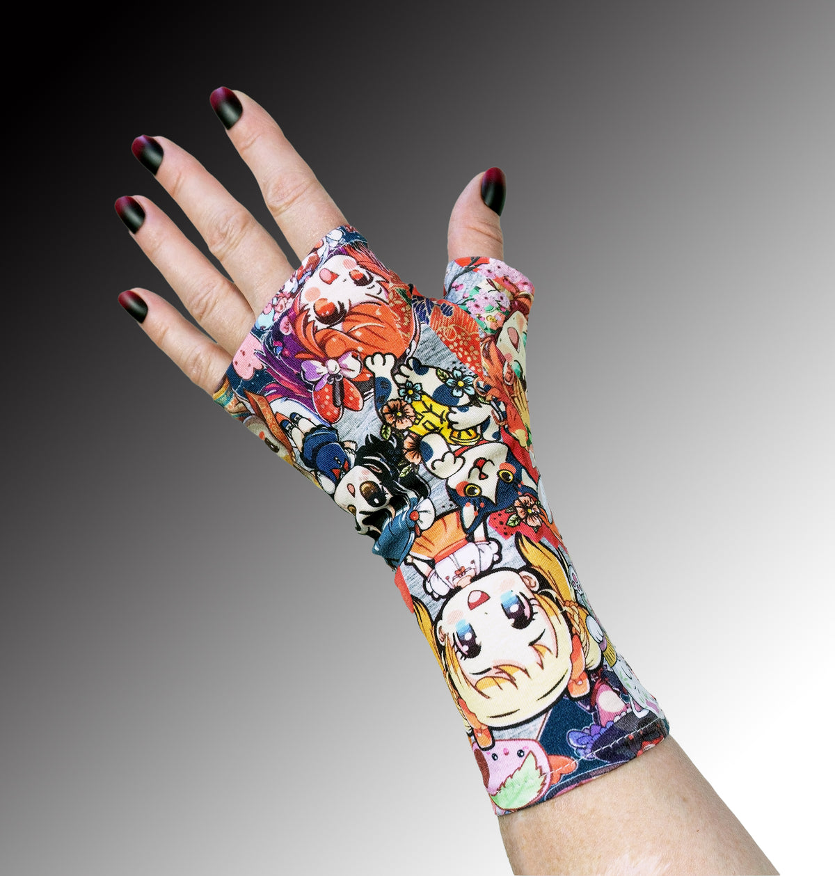 Einzelner Handschuh für besseres Detail. Selbe Frauenhand, die gleichen lackierten Nägel. Druck Motiv verläuft nach unten. Somit ist es für den Betrachter auf diesem Foto auf den Kopf gestellt.