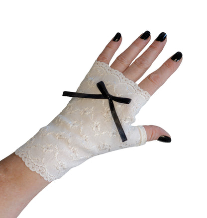 handschuhe ohne Finger aus blickdichter Spitze in Elfenbein mit aufgestickten Blümchen und schwarzer Satinschleife für sweet lolita und romantik looks