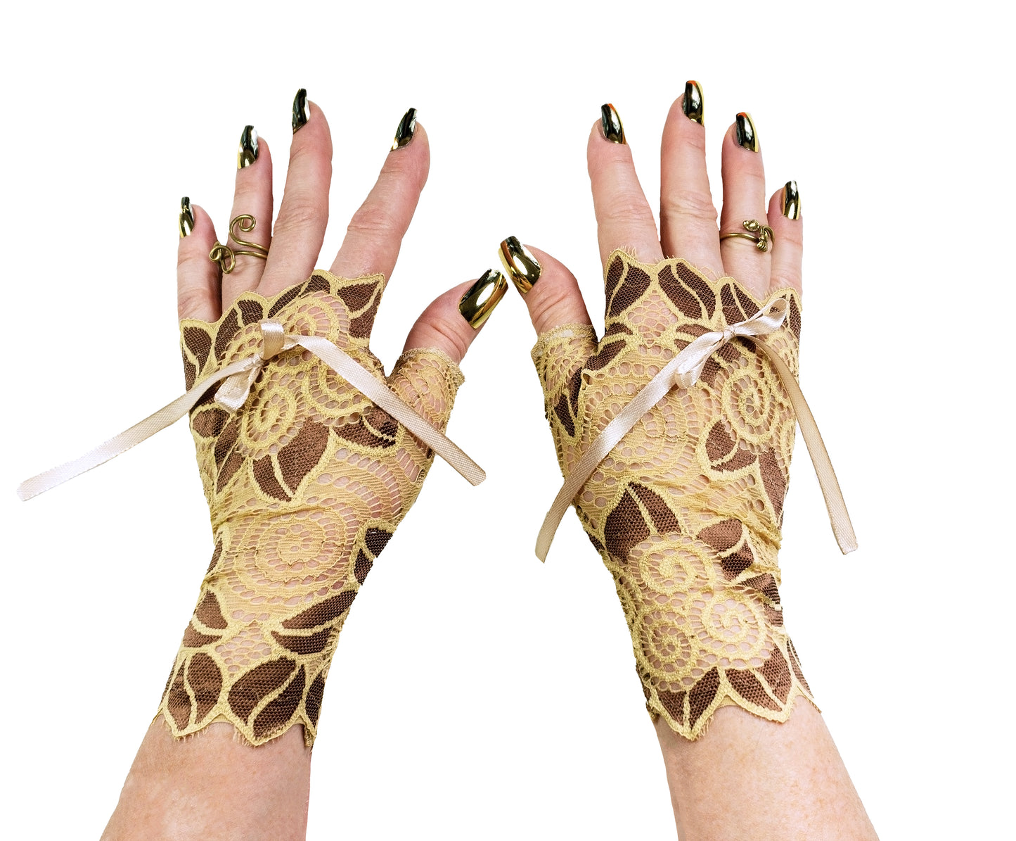 paar fingerlose Handschuhe, extravagant und aufffällig, aus Spitze mit Schleife verziert. vintage, boho oder art deco und Jugendstil partys, besonderer Blickfang. Hier abgebildet in beige braun.