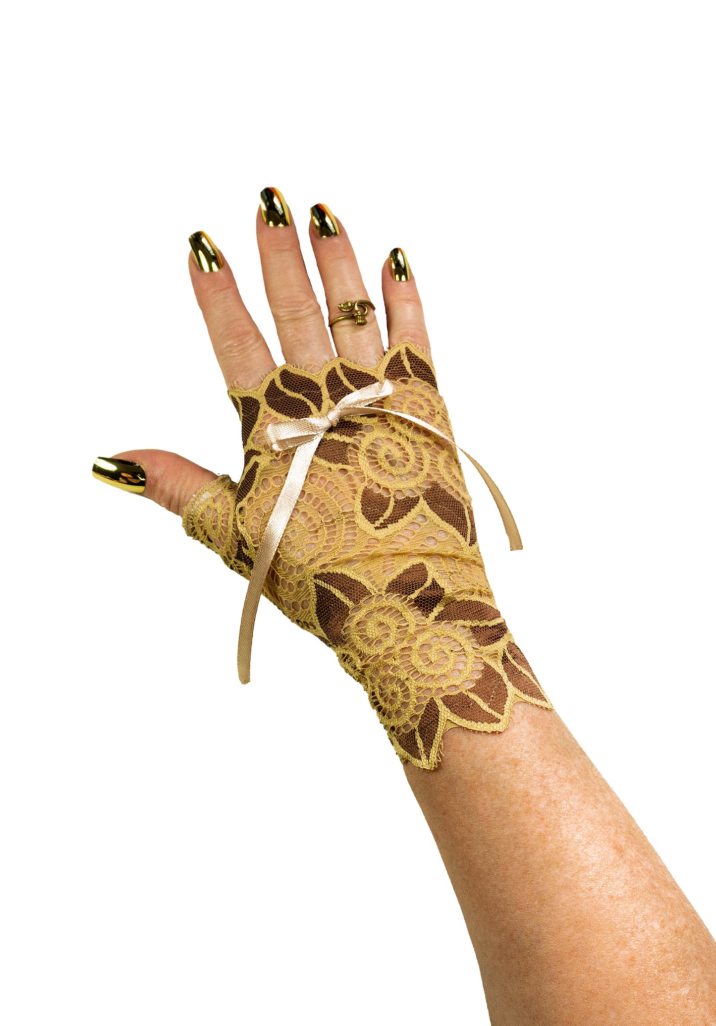Ansicht eines Einzel Handschuhs aus beige brauner Spitze mit Schleife, ultimativ passend zum vintage look, boho, art deco oder Jugendstil