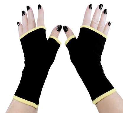 Abbildung der Handschuhe in schwarz mit kawaii pastell gelb. 