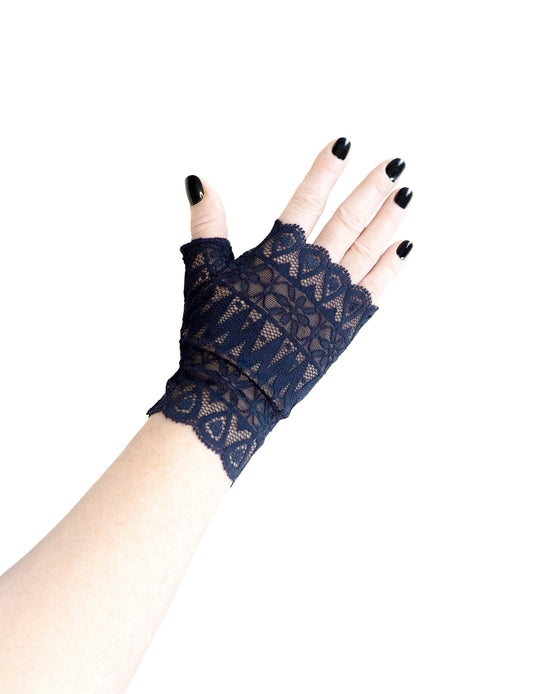Handschuhe fingerlos im Jugendstil oder art deco aus Spitze, Farbe nacht blau, zeitlos schick, vintage, kurz 15 cm lang, robust und langlebig bei guter Pflege, ein Blickfang für jede Garderobe