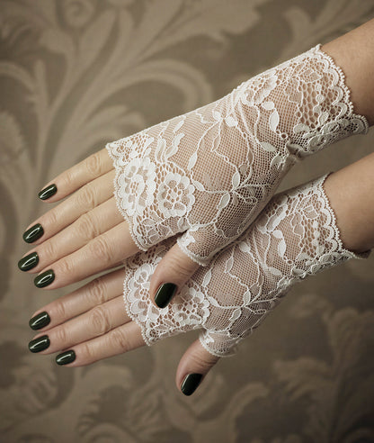 zwei übereinander liegende Damen Hände mit lackierten Nägeln  der Vintage Handschuhe geblümt in der Farbe ecru. Man sieht die Details der Musterung wunderbar.