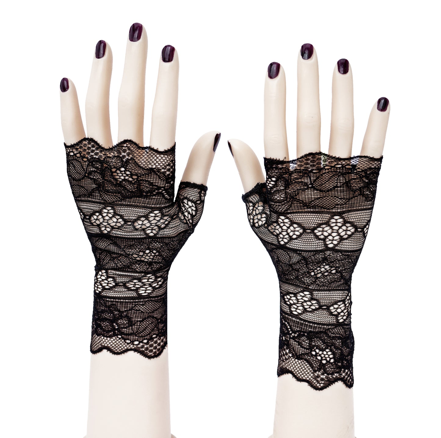 ein paar schwarze Spitzen Handschuhe ohne Finger in Streifen Optik, punk design, an zwei elfenbein farbigen hübschen Modellhänden fotografiert die auf dem Tisch stehen, schwarz lackierte Fingernägel