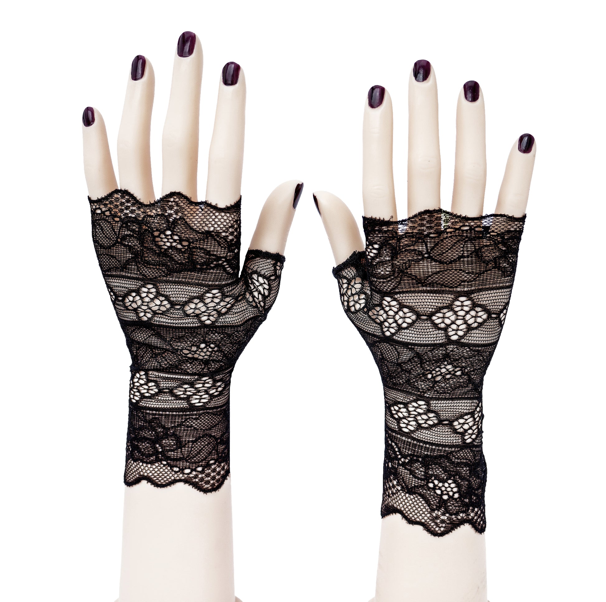 ein paar schwarze Spitzen Handschuhe ohne Finger in Streifen Optik, punk design, an zwei elfenbein farbigen hübschen Modellhänden fotografiert die auf dem Tisch stehen, schwarz lackierte Fingernägel