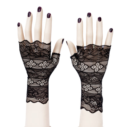 ein paar schwarze Spitzen Handschuhe ohne Finger in Streifen Optik, punk design, an zwei elfenbein farbigen hübschen Modellhänden fotografiert die auf dem Tisch stehen, schwarz lackierte Fingernägel