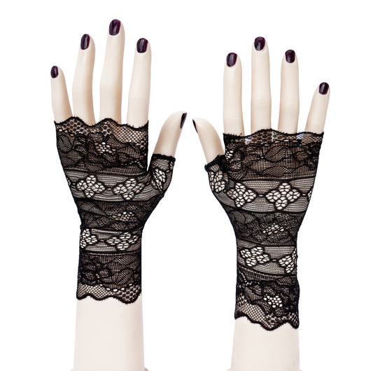 ein paar schwarze Spitzen Handschuhe ohne Finger in Streifen Optik, punk design, an zwei elfenbein farbigen hübschen Modellhänden fotografiert die auf dem Tisch stehen, schwarz lackierte Fingernägel