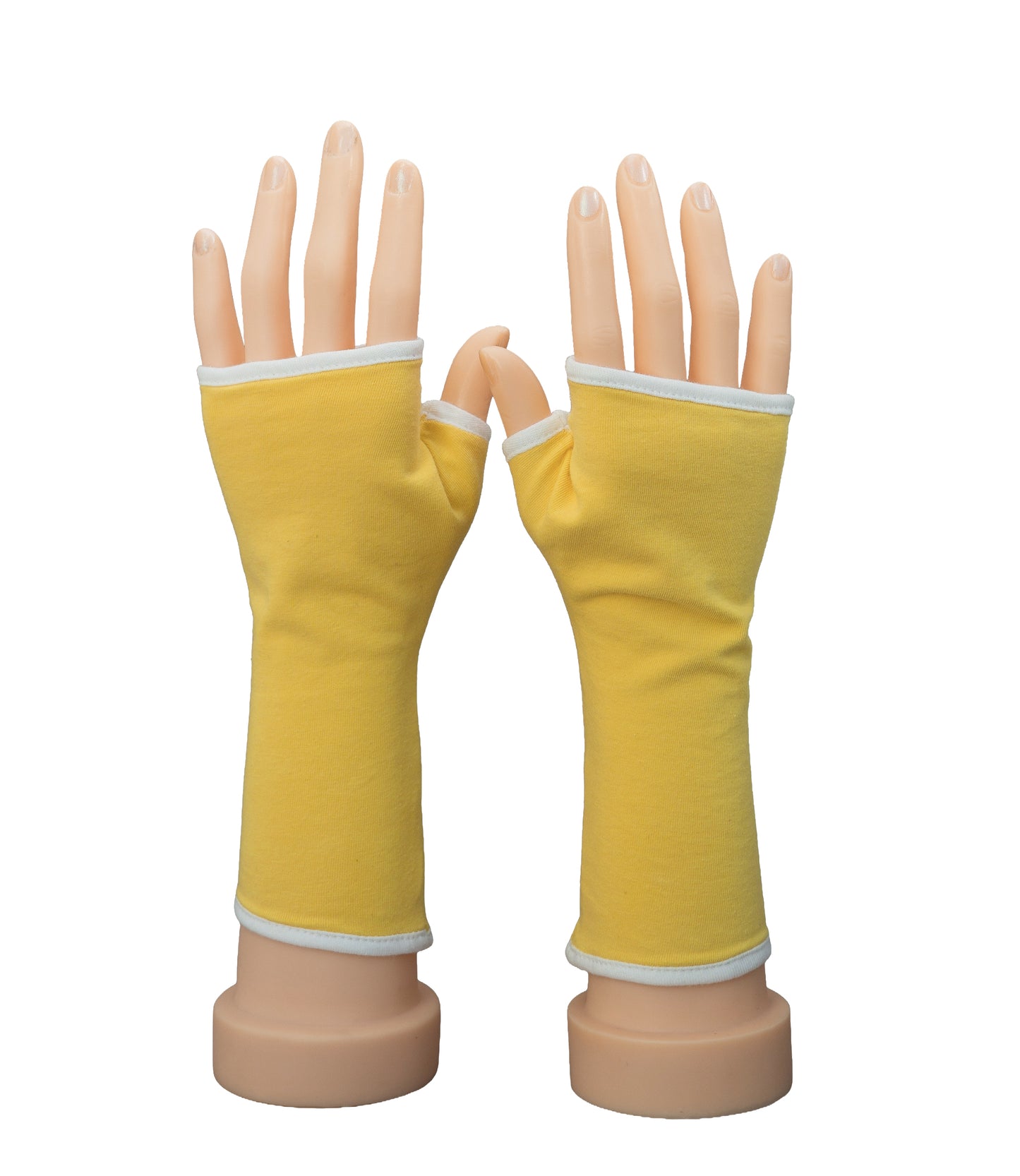 Ein Paar gelbe Fingerhandschuhe mit weißer Paspel, weißes Futter. Die Handschuhe bestehen aus Baumwolle und bedecken die Hand bis über den Handrücken, wobei die Finger frei bleiben. Die Handschuhe werden auf Mannequin Hände präsentiert.