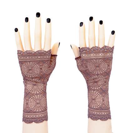 ein paar weitere fingerlose Handschuhe, vintage Garderobe, für party, Geburtstag, Hochzeit oder sonstige förmliche events, Vernissagen, Gala Abende, treue Begleitung. Aus feiner Spitze, geometrische Muster im art deco Stil, Glanz, Bogenkante, elastisch, mit Daumen zum Reinschlüpfen , ein rechter und ein linker Handschuh in der Farbe taupe-lila